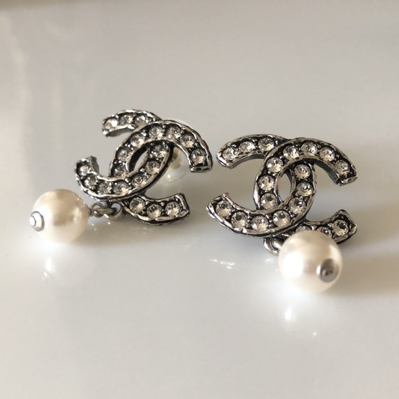 NEW Classic Chanel CC earrings with crystals and pearls - Picture 2 of 11